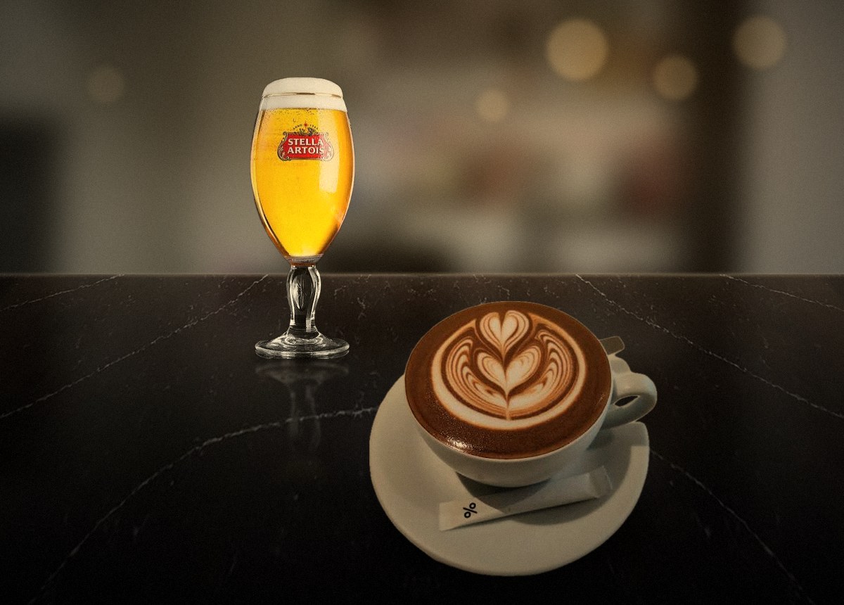 Παγωμένη μπύρα και cappuccino πάνω στο μαύρο μάρμαρο του μπαρ